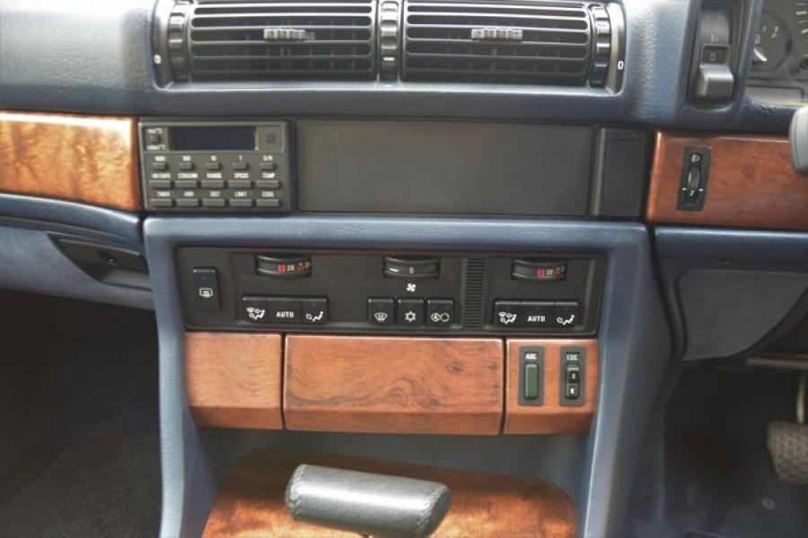 Детали интерьера BMW 740i (E32) 1992 года  (UK) (фото 79 из 170)
